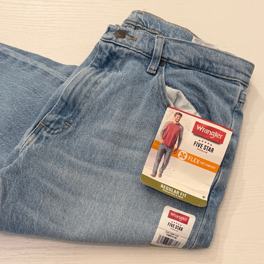 NWT Wrangler Men's Classic Blue Straight Jeans 33 x 30